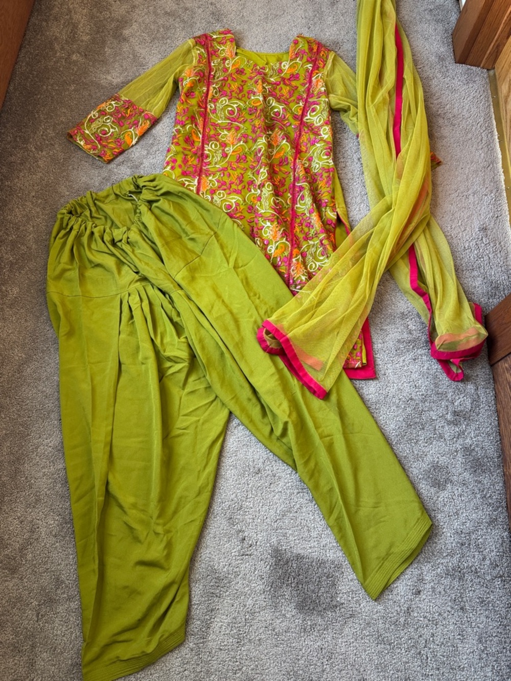 Indian Punjabi Salwar Kameez 3 Piece Set Green Pink Embroidered SIZE M/L
